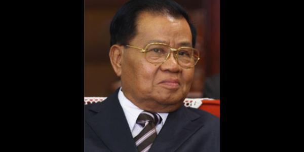 Shwe, Parade dergisinin 2009 ylnda yaymlad "Dnyann en kt diktatrleri" listesinde 4. srada yer ald.