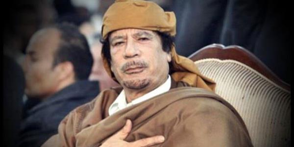 <p><b>Muammer Kaddafi</b></p>    Kraliyeti devirme planlar yapmaya askeri lisedeyken balad. 1956'da Arap milliyetiliinden etkilenerek antisiyonist hareketlere katld. 1959 ylnda okul arkadalaryla birlikte, leride zgr Subaylar Hareketi adn alacak gizli bir rgt kurdu. 1969'da yzbala ykselen Kaddafi, bu gizli rgte dayanarak, o srada tedavi grmek zere Trkiye'de bulunan Kral I. dris'e kar darbe yapt.