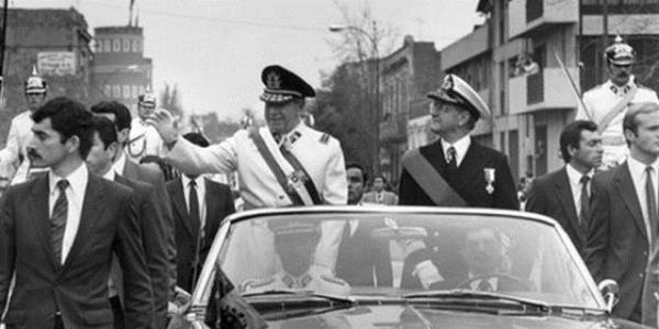 <p><b>Augusto Pinochet</b></p>    Dnya tarihindeki darbeci generallerin en nls kukusuz, ili'deki 1973 darbesini gerekletiren General Pinochet'dir. 11 Eyll 1973'te, Amerika'nn onay ve desteini de alarak, sosyalist bakan Salvador Allende'yi devirip iktidara gelen Pinochet, 17 yl bu Gney Amerika lkesini diktatrlkle ynetti