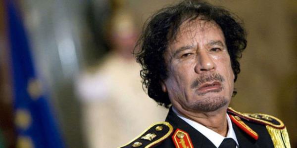 1970'den 1972'ye kadar Libya babakanl, 1972'den 1979'a kadar ise Libya devlet bakanl grevini yrtt. Kaddafi, iktidar ele geirdikten sonra emperyalizm kart bir politika izledi. Muhaliflerine gz atrmayan Kaddafi, petrol zengini l lkesinde tam 42 yl boyunca kontrol elinde tutmay baard.