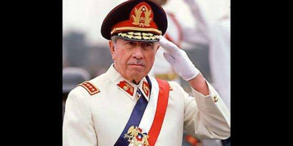 1973 seimlerinden yzde 43 oyla birinci kan Allende bakanlndaki hkmet, General Pinochet ynetimindeki ordu birlikleri tarafndan devrildi. Allende'nin direnmesi zerine ili Hava Kuvvetleri bakanlk saray La Moneda'y bombalad. Bu esnada Bakan Allende ld.