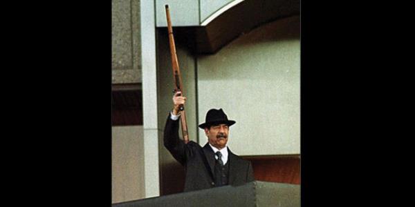 <p><b>Saddam Hseyin</b></p>    Irak'n beinci cumhurbakan (1979-2003). Saddam'n siyasetle tankl ilk genlik gnlerine kadar uzanyor. O gnlerde kendini, Arap dnyasna egemen ulusu-zgrlk ve anti emperyalist rzgara kaptran Saddam, gen yalarda Baas Partisi'ne katld.