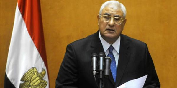 <p><b>Adli Mansur</b></p>    Msr'n Yksek Anayasa Mahkemesi Bakan ve geici Cumhurbakan olan Mansur, 2013 ylnda yaanan kitlesel protestolar sonucu Msr ordusu tarafndan Muhammed Mursi'nin yerine cumhurbakan ilan edildi.