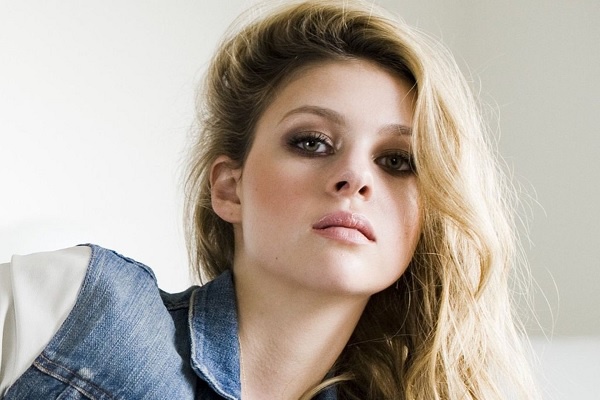 <br><b>sim: Nicola Peltz</b></br>  <br>Doum Tarihi: 9 Ocak 1995</br>  <p><b>Rol Ald nemli Filmler:</b></p>  <br>Deck The Halls (2006)</br>  <br>Son Hava Bkc (2010)</br>    <p><b>Gelecek Filmleri:</b></p>