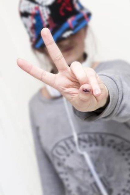 <br><b>Kendini sevmek:</b></br> nsanlar kendilerini sevdiklerinde hem duygusal hem de fiziksel olarak kendilerini gvende hissederler ve kendileriyle bark yaarlar.