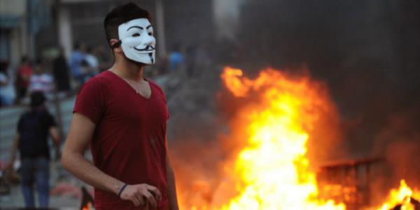 Ve T�rkiye... Maskeler T�rkiye'deki eylemlerde daha �nce de kullan�lm��t� ama Gezi Park� eylemlerinde kullan�m� yayg�nla�t�...