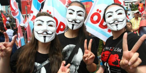 Bir�ok gen� erkek gibi gen� kad�nlar da g�sterilerde bu maskeleri ta��d�...