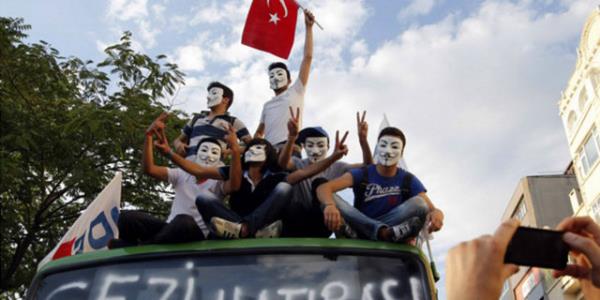 Maskeler o kadar ilgi g�rd� ki g�steri yap�lan yerlerde sadece bu maskeleri satan seyyar sat�c�lar ortaya ��kt�...