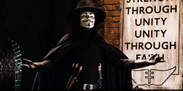 V for Vendetta ve �nl� maske fig�r�n�n d�nya �ap�nda pop�lerli�ini art�rmas� 2005 y�l�nda 'V for Vendetta' kitab�ndan esinlenerek �ekilen ve ayn� ad� ta��yan Hollywood yap�m� film sayesinde oldu...