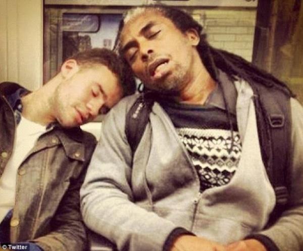 Uykuya yenik den bu insanlar, yolculuk yapan dier yolcular tarafndan fotoraflanannca, ortaya bu grntler kt.