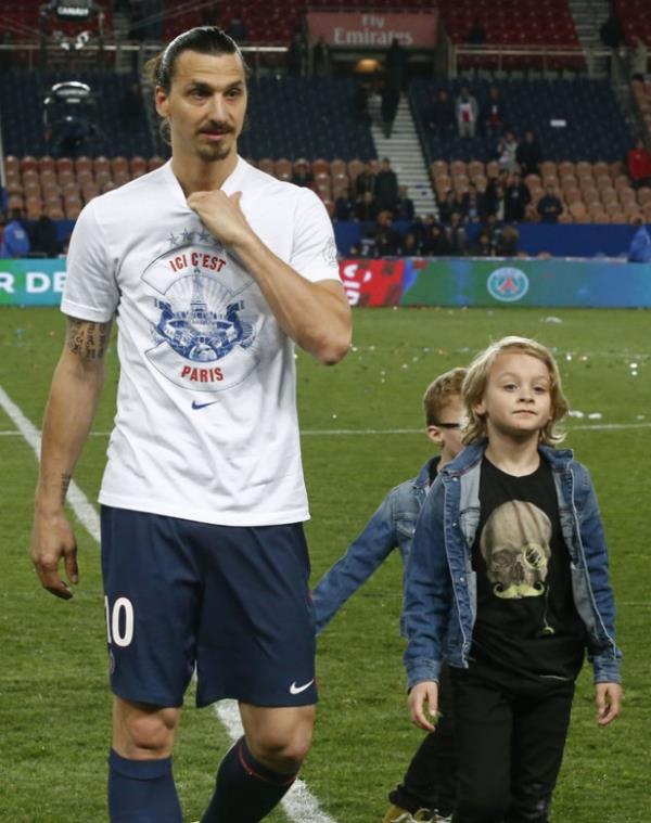 Muhabir: " Ajax'n 9 mata 9 puan kaybedebileceini dnyor musun?" Zlatan: "Hesaplarma gre Ajax 3 mata da 9 puan kaybedebilir."