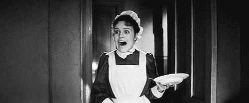 Kafede sipari verirken yardmc olan garson