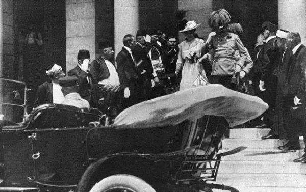 3. - Avusturya-Macaristan imparatorluu veliaht aridk Franz Ferdinand ile ei yarallar ziyaret etmek iin st ak aralarna binmeden az nce  Sarajevo, 28 Haziran 1914