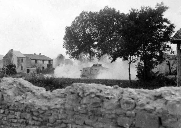 29. Bat Cephesinde Alman A7V tanklar Rheims yaknlarndaki bir kyden geiyor, 1918