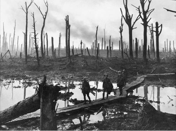 <p><b>1. Dnya Sava'ndaki bu kareleri ilk kez greceksiniz</b></p>   1. Avustralya askerleri Belika, Hooge yaknlarndaki bataklktan kurduklar geici kpry kullanarak geiyorlar  29 ekim 1917