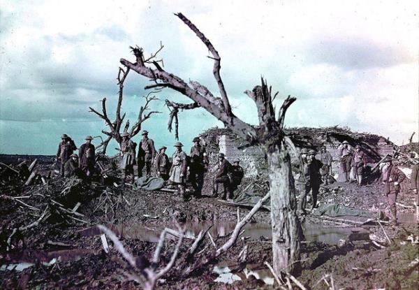 31. Bat Cephesine giden askerlere ait renkli bir fotoraf