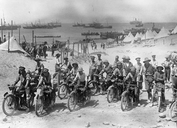 <p>17. Gelibolu cephesi</p>  Gelibolu cephesinde savamak zere anakkale boaznda karaya km olan motosikletli ngiliz askerleri, 1915.