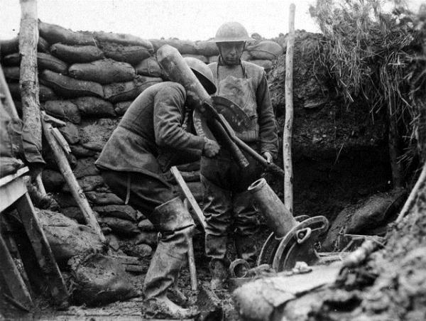 <p>22. Amerikan 117'inci havan topu birliinden askerler </p>  Siperde havan topunu dolduruyorlar. Bu birlie ait askerler 4 Mart 1918'de Bandoviller, Fransa'da dman mevzilerini aralksz bombardmana tutmulardr.