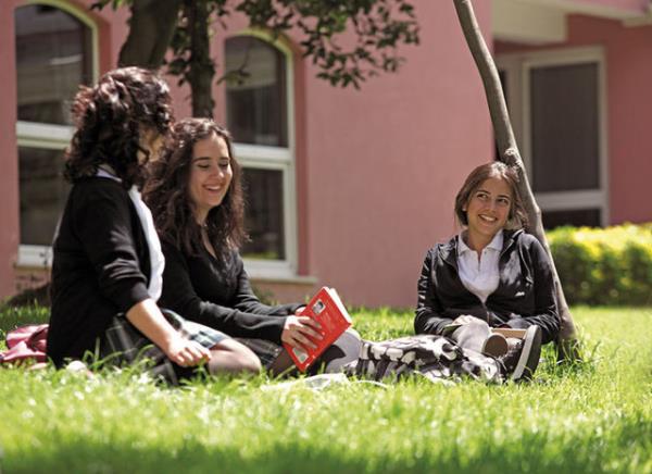 <p><b>Saint Michell Fransz Lisesi</b></p>  <br> Kontenjan: 105 </br>  <br>Pein cret: 32.240 TL </br>  <br>Taksitli cret: 33.000 TL (6)</br>