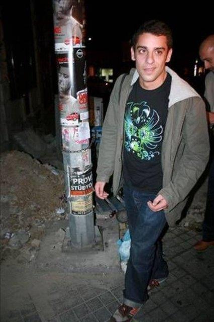 <p><b>Dahan Klege</b></p>  Uzun yllar yardmc ynetmenlik ve reji asistanl yapan Dahan Klege oynad 'Lise Defteri' ve 'Hrsz - Polis' dizilerinde dikkat ekti. Klege 'Kavak Yelleri' dizisindeki Efe karakteriyle hreti yakalayanlar arasna girdi.