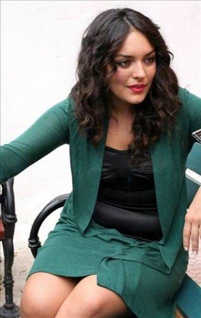 <p><b>Ezgi Mola</b></p>  'Karate Can' adl diziyle oyunculua adm atan Mola'y Unutma Beni ve ardndan Hrsz Polis'te izledik.Dizilerde evde kalm kz karakteriyle dikkat eken Mola, oynad 'Canm Ailem' dizisindeki Feride karakteriyle hreti yakalad.