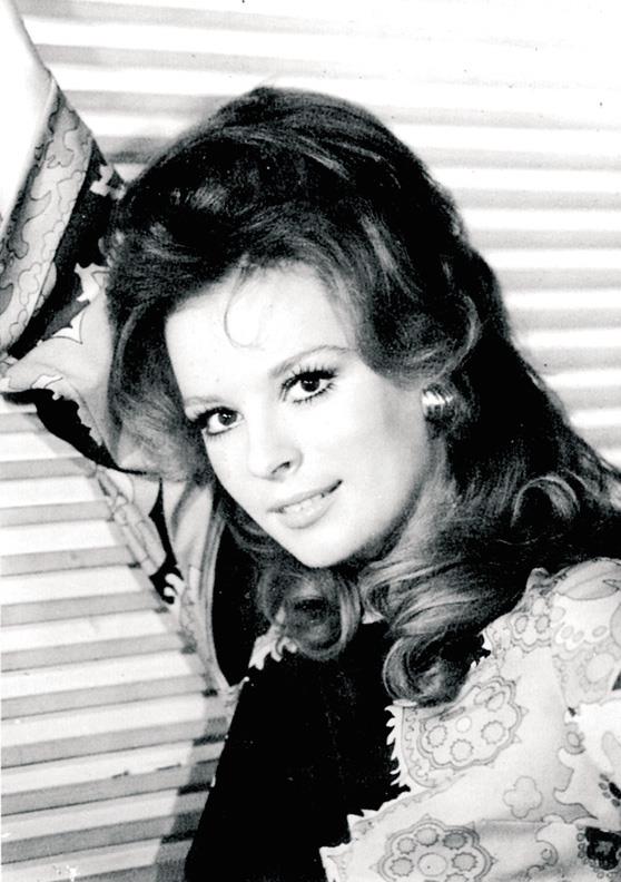 <p><b>Hlya Koyiit</b></p>  Metin Erksan'n ynetmenliini yapt 1963 tarihli Susuz Yaz filmiyle ilk kez izleyici karsna kt. Film; Berlin'de byk dl Altn Ay'y kazand. Bylece Koyiit meslein daha ilk basamanda ok iyi bir k yapm oldu