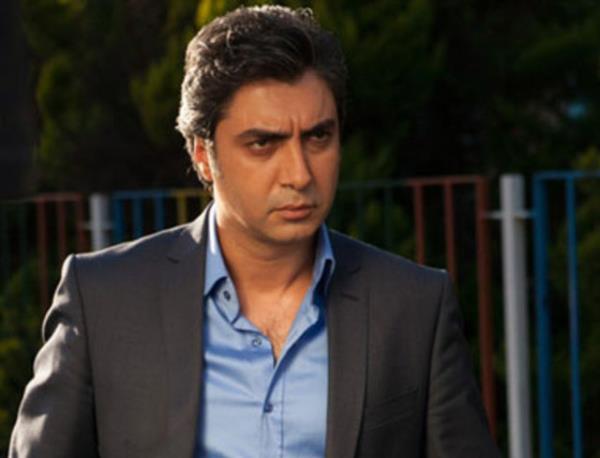 Bir yapmn senaryo ekibinde yer alacan sanyordu ancak Snav'n "Bir dizide seni barol dnyorum" teklifini kabul etti, hayat deiti.