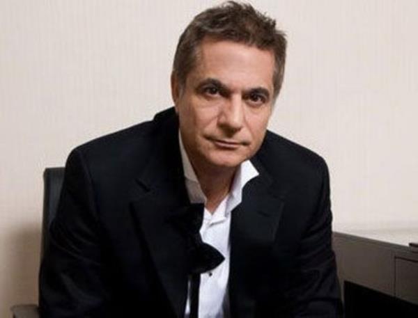 Okuldan mezun olunca Devlet Tiyatrolar'nda drt yl eitli oyunlarda oynad. 21 yana geldiinde ya maaa talim edecek ya da stanbul'a gidip bir aylk maa bir gecede kazanacakt. O, ikincisini tercih etti.