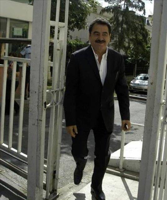 <p><b>brahim Tatlses</b></p>  Adanal bir sinemacnn, inaatta trk syleyen bu muazzam sesi duymasyla birlikte hret yolu alm oldu. nce Adana'da ardndan Ankara'da eitli gazinolarda sahne ald. Sesinin gzelliini dinleyenler vastasyla nl oldu.