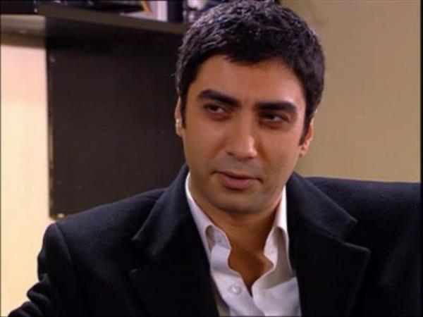 ABD'de yaanan saldrlar sebebiyle ua geri dnd. Hayatna Trkiye'de devam etme karar ald ve Ankara'da sigorta acentesi at. ok gemeden stanbul'da Osman Snav'la bir i grmesinde bulutu...