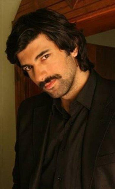 <p><b>Engin Akyrek</b></p>  'Trkiye'nin Yldzlar' adl yarmada dereceye giren ardndan 'Yabanc Damat' dizisiyle televizyon dnyasna adm atan Akyrek bugnlerde baroln oynad 'Bir Bulut Olsam' dizisi ile adndan sz ettirmeye balad.