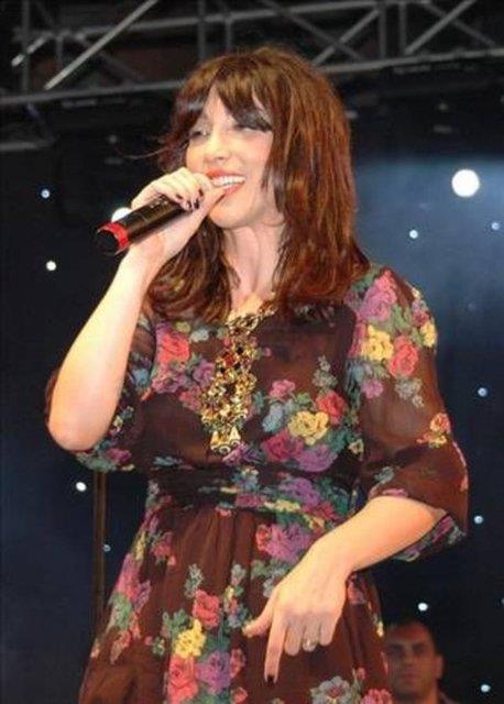 <p><b>Hande Yener</b></p>  Hande Yener, hayali olan arkcl gerekletiremeyince bir maazada tezgahtarla balad. Yener'in hayat, alt maazaya Hlya Avar'n gelmesiyle deiti. Avar onu kefettikten sonra Sezen Aksu'yla almaya balad.