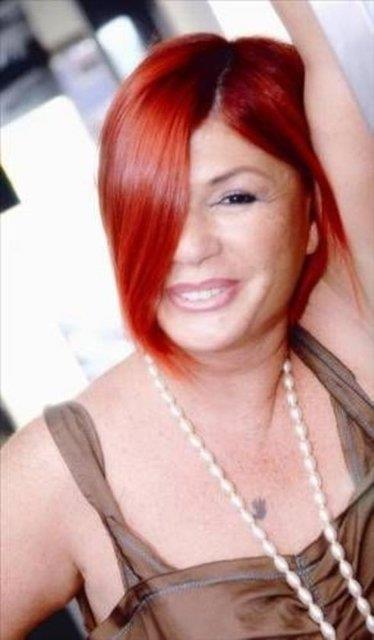 <p><b>Emel Mftolu</b></p>  stanbul Devlet Konservatuvar an Blm'n bitirince 1985 ylnda profesyonel mzik hayatna ilk admn Gne Gazetesi'nin at mzik yarmasnda birincilik alarak att.