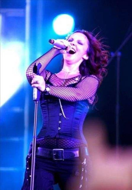 <p><b>ebnem Ferah</b></p>  Lise yllarnda 'Pegasus' adl grubuyla beraber alan ama kafasnda bir kz grubu hayali olan Ferah, 80'lerde bir stdyo sayesinde Sedat abisiyle tanm ve bu hayalini 1988 ylnda kurduu 'Volvox' grubuyla gerekletirmitir..