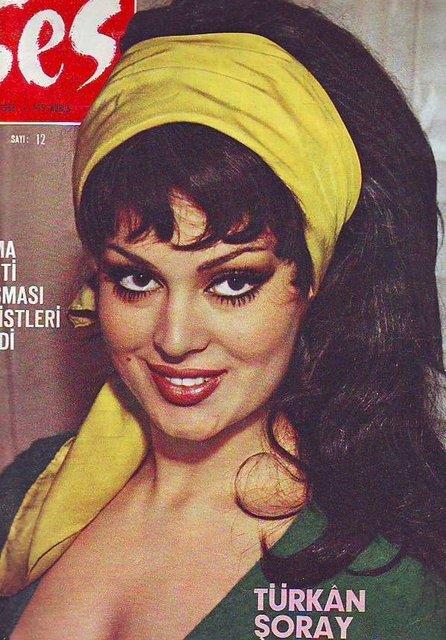 Annesi balarda kznn oyuncu olmasn istemese de sonunda maddi zorluklar nedeniyle kabul etti. oray; Kyde Bir Kz Sevdim filmi ile sinemaya balad O gn bugndr de sinemadan hi kopmad.