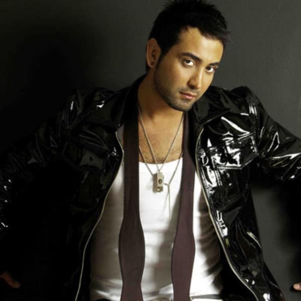 Sras ile klip ektii... Asla, rica ederim,kalbime gmyorum, ala ala, ben her bahar mutsuzum besteleri imdiden klasikler arasna girdi ve lakab slow arklarn prensi oldu.