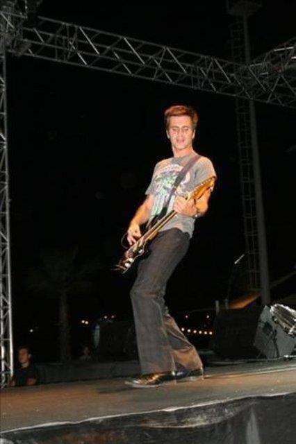 <p><b>Teoman</b></p>  Mzik kariyerine 1986 ylnda kurduu Mirage adl grupta vokal yaparak balayan Teoman, grubun dalmasndan sonra Mavi Sakal , Indians , Black Rose gibi gruplarda alt ve sonra mzik kariyerine solo almalaryla devam etti.