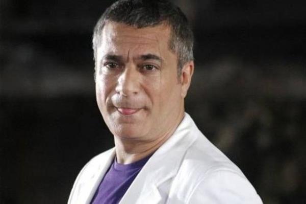 <p><b>Mehmet Ali Erbil</b></p>  Drt yandayken anne ve babas ayrlnca, o da aabeyiyle birlikte annesi Yurdagl Eken'in yannda kald. Sonra annesi bir subayla evlendi. Ancak lise ana geldiinde vey baba yannda daha fazla kalamayacan anlad...