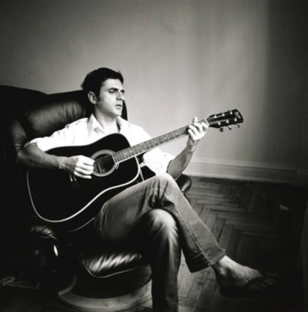 1996 ylnda Roxy Mzik Yarmasnda 'Ne Ekmek Ne De Su' arks en iyi beste dln alrken 'Yollar' arksda en iyi sz dlne layk grld.