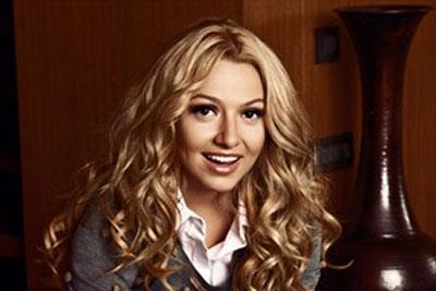 <p><b>Hadise</b></p>  Yapmclar ve dinleyiciler tarafndan ilk olarak, Belika?nn Pop Idol yarmas saylan Idool 2003'te farkedildi. Yarmay birincilikle bitirmese de, kendisine yapmclar tarafndan albm karmak iin gelen teklifi iyi deerlendirdi.
