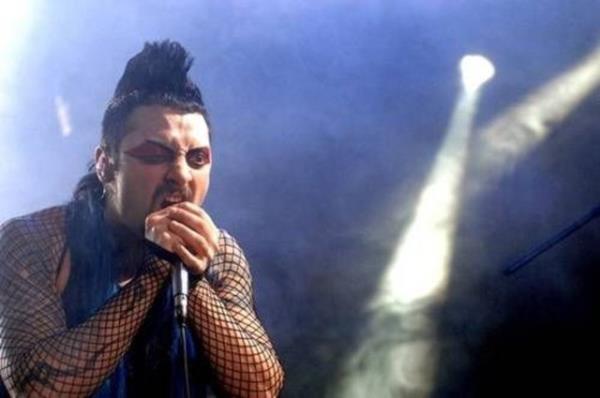 <p><b>Hayko Cepkin</b></p>  1997 ylnda profesyonel mzik yaamna balad. 2005'te beste ve mziini kendisinin yapt ve evinde kaydettii arklar bir araya getirerek ilk albmn kard. Sakin Olmam Lazm adl albmyle mzik marketlerdeki yerini ald.