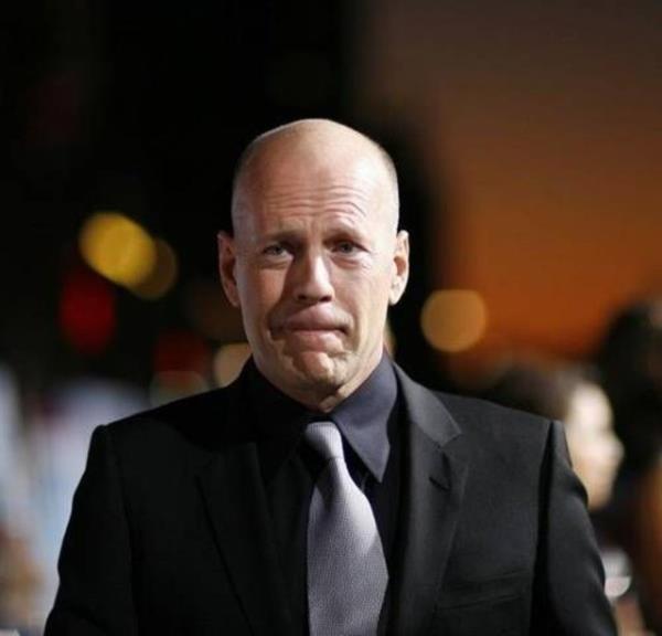 <p><b>Bruce Willis</b></p>  Uzun yllar barmenlik yapan Bruce Willis'in hayat da filminde bir barmene ihtiya duyan film yapmcsnn teklifiyle bir anda deiti.Mavi Ay dizisiyle balayan oyunculuk onu bugnlere kadar getirdi.