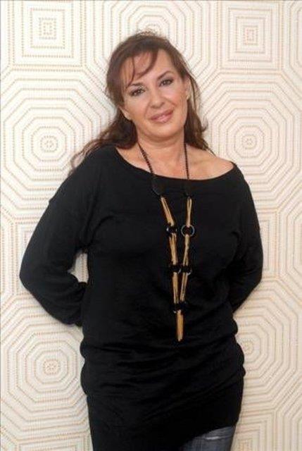 <p><b>Perihan Sava</b></p>  Be yanda stanbul ehir Tiyatrosu ocuk Blm'nde sahneye kt. Ortaokuldan sonra renimini brakt. lk evliliini 13 yanda, naylon orap ve topuklu ayakkab giyebileceini dnerek yapt...