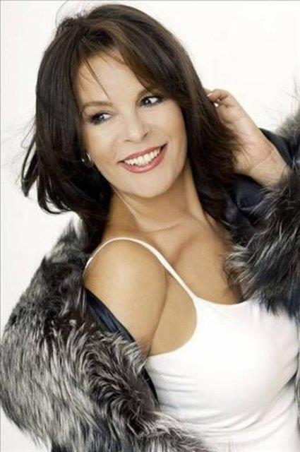 <p><b>Hlya Koyiit</b></p>  Metin Erksan'n ocuk Hrszlar filminde oynamas iin ablasn semesi sayesinde nl ynetmenle tanma frsat bulan Koyiit iin bu tanklk hayatnn dnm noktas olacakt...