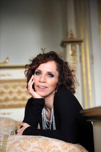 <p><b>Sertab Erener</b></p>  Ik Lisesi ve stanbul Devlet Konservatuvar'nda eitim ald. Sonra eitli gruplarda ve Sezen Aksu'nun yannda vokalistlik yaparak profesyonel mzik yaamna balayan Erener, 1990'larn banda Sezen Aksu'nun desteiyle adn duyurdu.