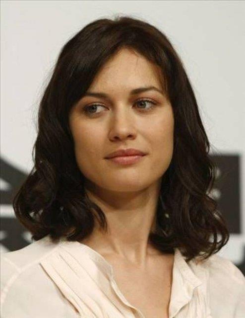 <p><b>Olga Kurylenko</b></p>  Ursula Andress, Maud Adams, Barbara Bach gibi efsane Bond kzlar arasna girdi.13 yandayken, annesiyle Moskova metrosunda seyahat ettii srada kefedilen Kurylenko nl olduktan sonra ok para kazanp rahat bir hayat srdebiliyor.
