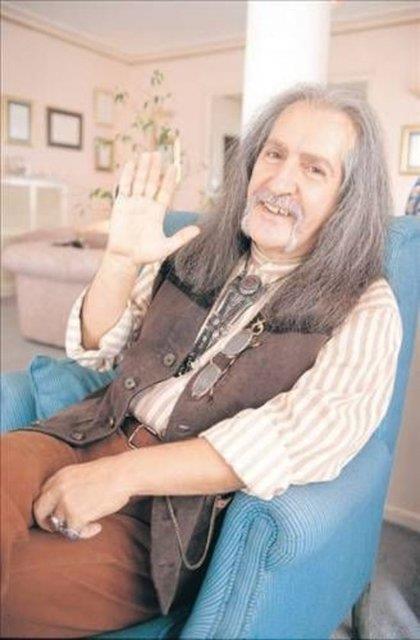 <p><b>Bar Mano</b></p>  1958'de ilk grubu Kafadarlar grubunu kurar. Sonra Bar Mano Harmoniler grubunu kurar. Mano ilk bestesi 'Dream Girl' bu dnemlerde yapm ve Ankara'da kk bir mzik dln de sahibi olmutur...