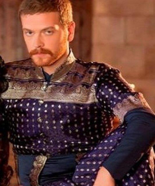 Hemen lalalar Hseyin Paa, Hoca Attaullah ve muhasibi Celal Bey ile birlikte bir alayla stanbul'a hareket etti.