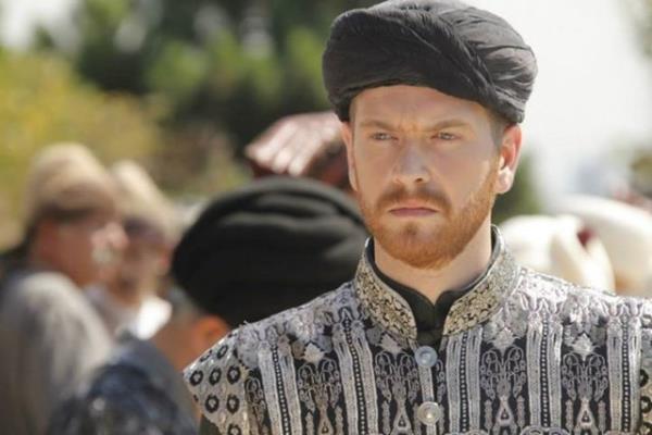 Sultan Selim Kk skelesinden ehir kapsna kadar zel murassa giyimle at zerinde alayla geti ve yolda etraftan gelen halka paralar sald.