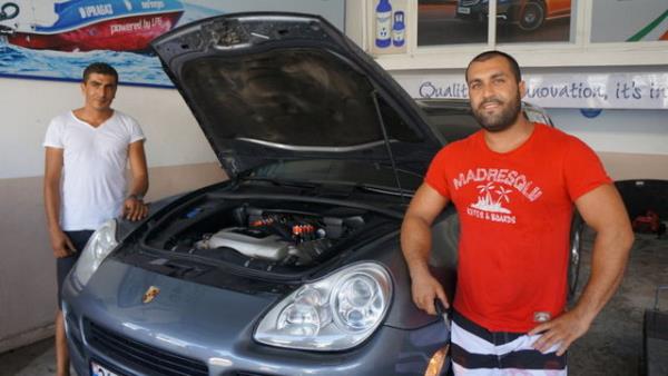 Marmaris'te otel i�letmecisi Ayhan Tevkur, akaryak�t fiyatlar�n�n gittik�e artmas� ve ayl�k yak�t maliyetinin yakla��k 1000 TL'ye ula�mas� nedeniyle l�ks arac� Porsche'ye LPG yak�t sistemi takt�rd�.